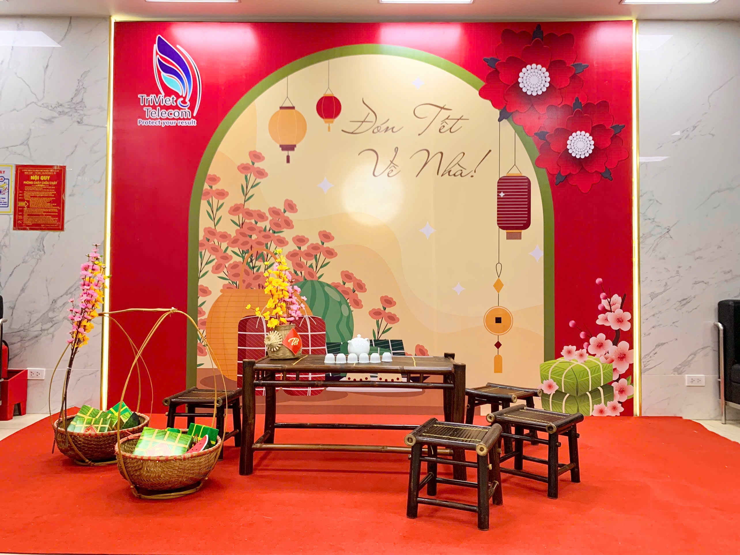 Trang trí Tết 2027 ở đường Phạm Hùng, Hà Nội